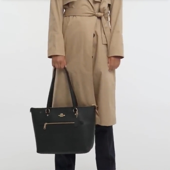 NWT Coach Purse Gallery Tote‎ Signature Canvas/brown color - Picture 1 of 14